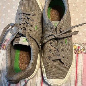 Cariuma size 9 Tan in color